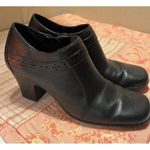 Clarks Ankle Booties Western Style Shoes Black‎ Leather Heels Zip Womens Size 8